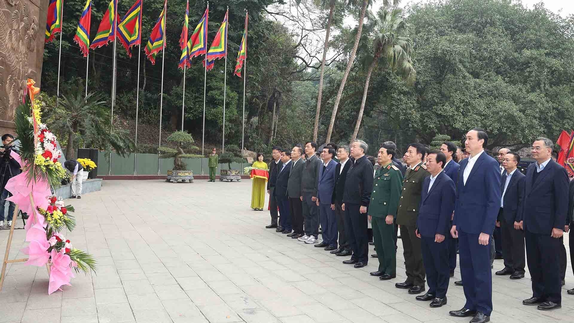 Tổng Bí thư Tô Lâm dâng hương tưởng niệm các Vua Hùng