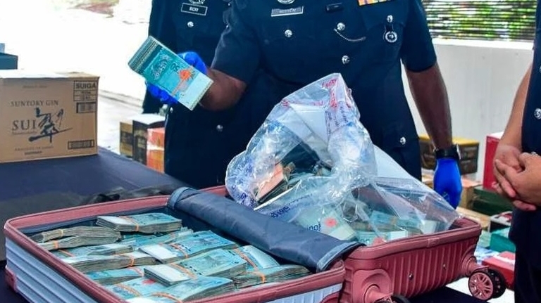 Vali chứa đầy tiền mặt "quay lại" chủ nhân sau 8 tháng để quên ở bãi đỗ xe