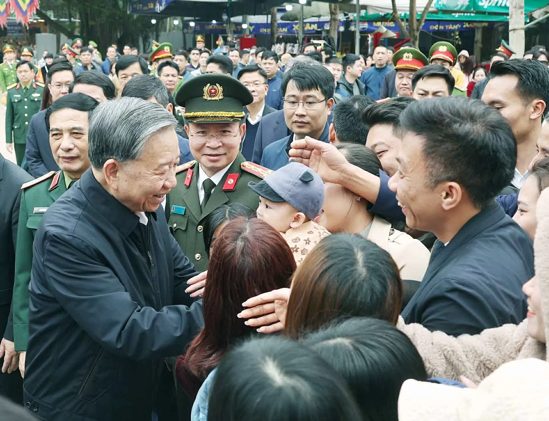 Tổng Bí thư Tô Lâm dâng hương tưởng niệm các Vua Hùng Tổng Bí thư Tô Lâm dâng hương tưởng niệm các Vua Hùng