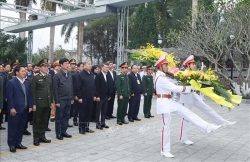 Tổng Bí thư Tô Lâm dâng hương tại Nghĩa trang liệt sĩ quốc gia Vị Xuyên