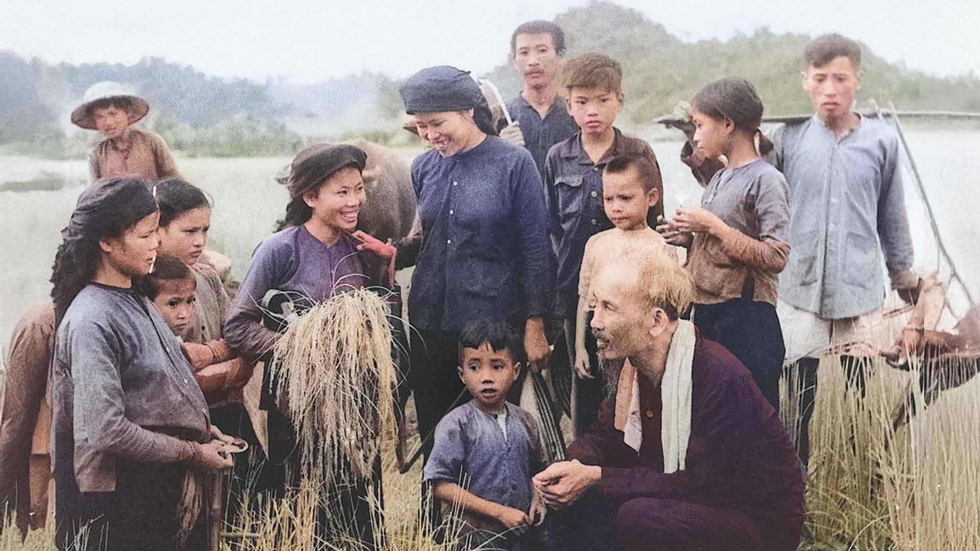 Đảng ta - Dân là gốc, vì hạnh phúc mà hy sinh