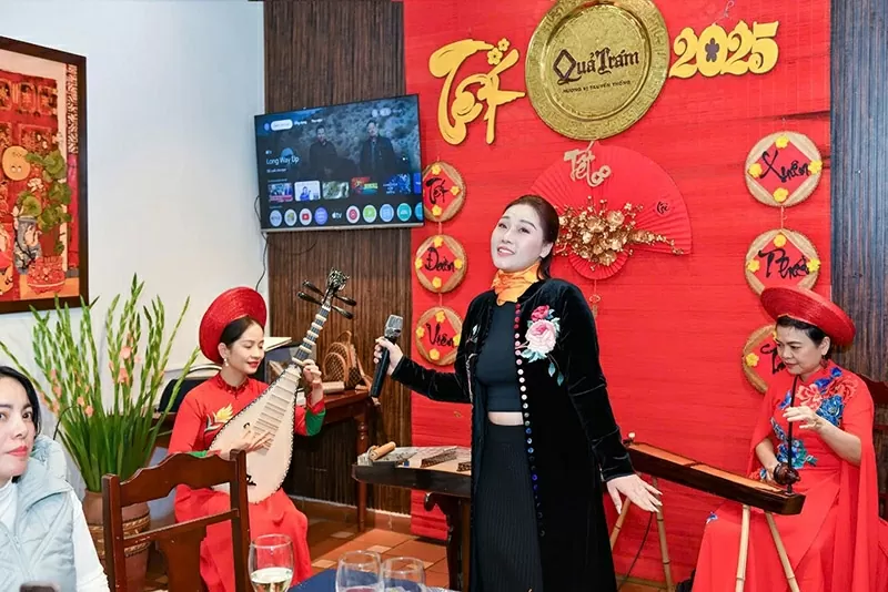 Viện sĩ Đào Thế Anh gặp gỡ thân mật nguyên Thủ tướng Romania