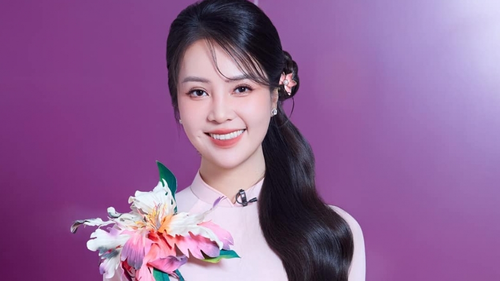 NSND Thu Hà được khen đẹp mặn mà, Trấn Thành tình tứ bên bà xã