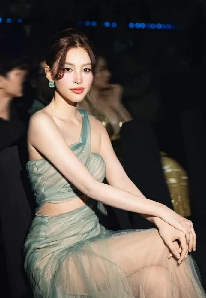 Hoa hậu Trần Tiểu Vy Ngắm sắc vóc 'không phải dạng vừa' của nữ chính Trần Tiểu Vy trong Bộ tứ báo thủ