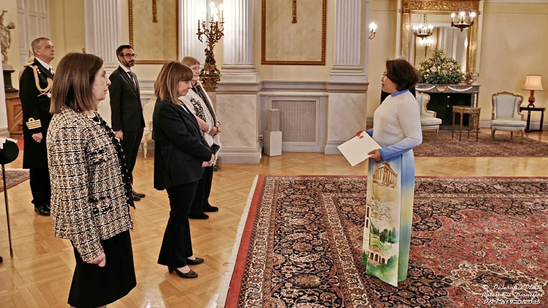 Đại sứ Phạm Thị Thu Hương trình Thư ủy nhiệm lên Tổng thống Hy Lạp Đại sứ Phạm Thị Thu Hương trình Thư ủy nhiệm lên Tổng thống Hy Lạp