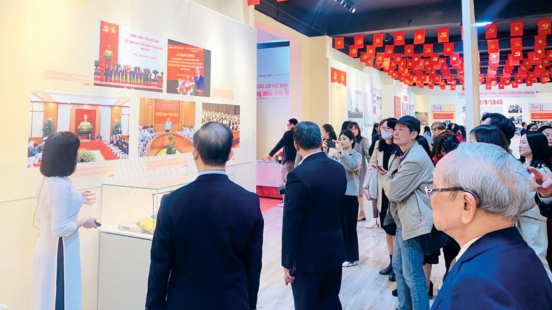 Kể chuyện Đảng qua hiện vật thiêng liêng