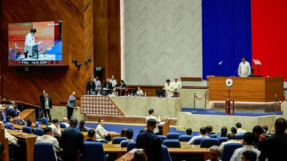 Chủ tịch Hạ viện Martin Romualdez, phía trên bên phải, trình bày về thủ tục luận tội Phó Tổng thống Sara Duterte tại Hạ viện ở Thành phố Quezon ở Manila, Philippines, thứ Tư, ngày 5 tháng 2 năm 2025. (Ảnh AP/Gerard Carreon) Chủ tịch Hạ viện Martin Romualdez, phía trên bên phải, trình bày về thủ tục luận tội Phó Tổng thống Sara Duterte tại Hạ viện ở Thành phố Quezon ở Manila, Philippines, thứ Tư, ngày 5 tháng 2 năm 2025. (Ảnh AP/Gerard Carreon)