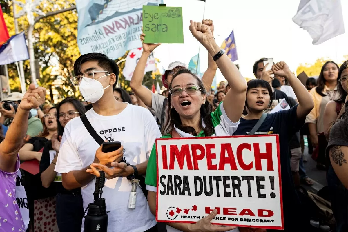 Các nhà hoạt động, sinh viên và những người ủng hộ việc luận tội Phó Tổng thống Philippines Sara Duterte ăn mừng tại một cuộc biểu tình bên ngoài Hạ viện, sau khi Quốc hội thông qua đơn khiếu nại luận tội, tại Thành phố Quezon, Metro Manila, Philippines, ngày 5 tháng 2 năm 2025. REUTERS/Eloisa Lopez Mua quyền cấp phép Các nhà hoạt động, sinh viên và những người ủng hộ việc luận tội Phó Tổng thống Philippines Sara Duterte ăn mừng tại một cuộc biểu tình bên ngoài Hạ viện, sau khi Quốc hội thông qua đơn khiếu nại luận tội, tại Thành phố Quezon, Metro Manila, Philippines, ngày 5 tháng 2 năm 2025. REUTERS/Eloisa Lopez Mua quyền cấp phép