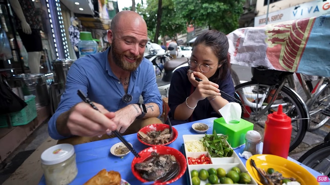 Khách Tây thử món lạ màu đen ở Hà Nội, xuýt xoa khen ngon