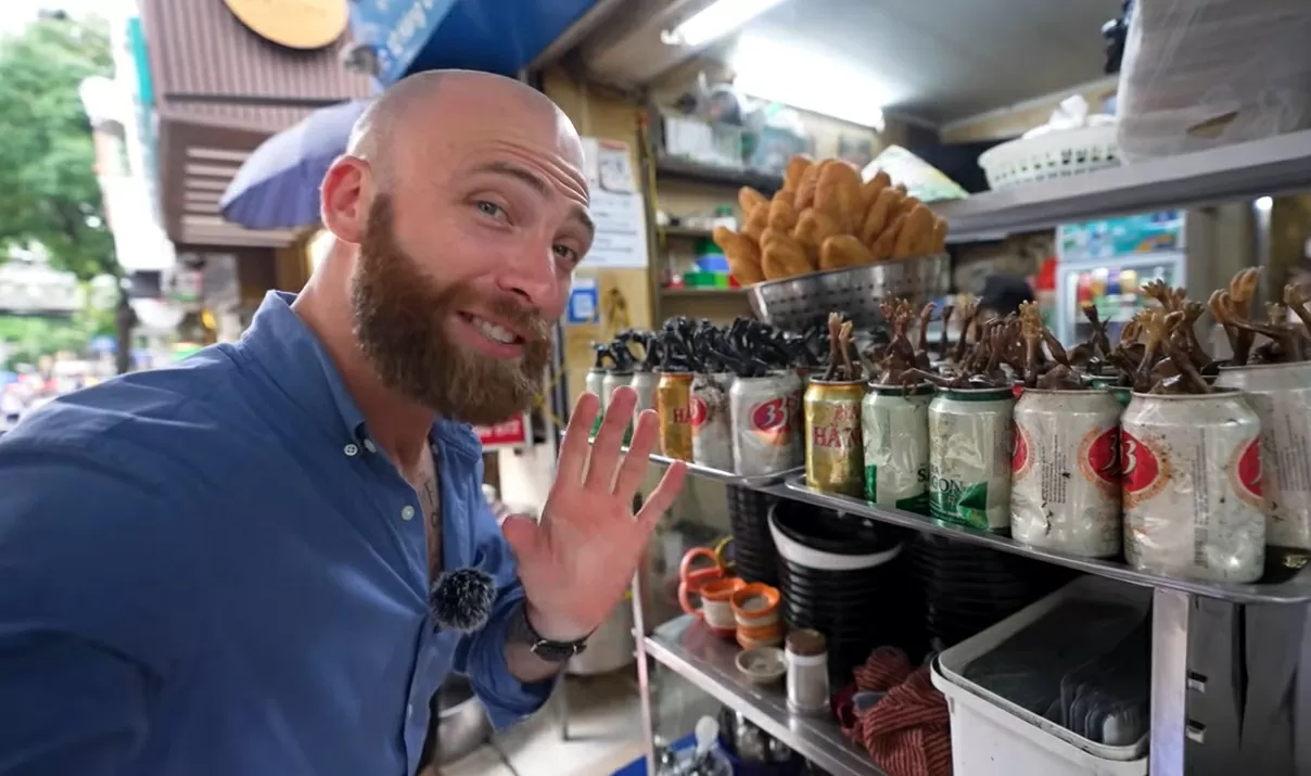 Khách Tây thử món lạ màu đen ở Hà Nội, suýt xoa khen ngon Khách Tây thử món lạ màu đen ở Hà Nội, xuýt xoa khen ngon