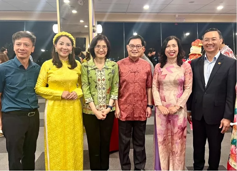 Thứ trưởng Ngoại giao gặp gỡ kiều bào là chuyên gia, trí thức, học giả người Việt Nam tại Singapore Thứ trưởng Ngoại giao gặp gỡ kiều bào là chuyên gia, trí thức, học giả người Việt Nam tại Singapore