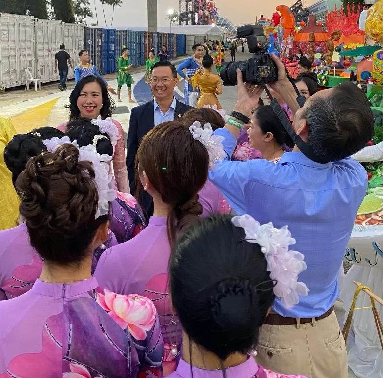 Thứ trưởng Ngoại giao gặp gỡ kiều bào là chuyên gia, trí thức, học giả người Việt Nam tại Singapore Thứ trưởng Ngoại giao gặp gỡ kiều bào là chuyên gia, trí thức, học giả người Việt Nam tại Singapore