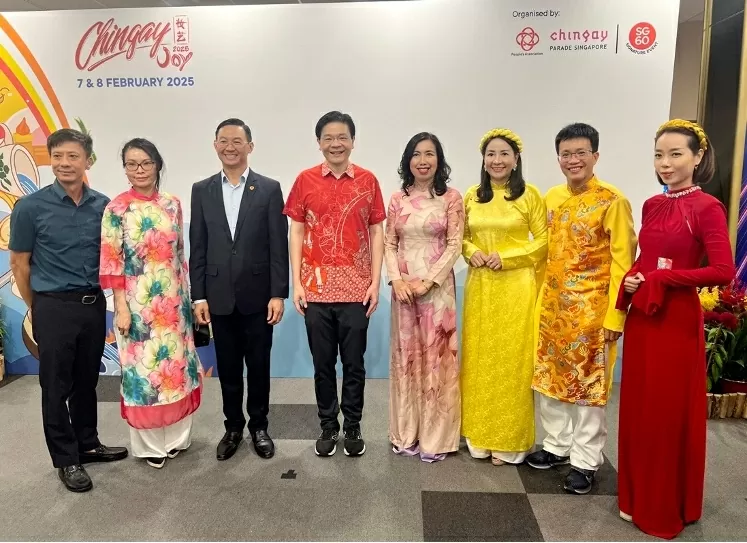 Ảnh: Thứ trưởng - Chủ nhiệm Lê Thị Thu Hằng và Đại sứ Trần Phước Anh, Trưởng Ban Liên lạc cộng đồng tại Singapore Tạ Thùy liên chụp ảnh lưu niệm với Thủ tướng Singapore Lawrence Wong trong khuôn khổ Lễ hội Chingay 2025 Ảnh: Thứ trưởng - Chủ nhiệm Lê Thị Thu Hằng và Đại sứ Trần Phước Anh, Trưởng Ban Liên lạc cộng đồng tại Singapore Tạ Thùy liên chụp ảnh lưu niệm với Thủ tướng Singapore Lawrence Wong trong khuôn khổ Lễ hội Chingay 2025