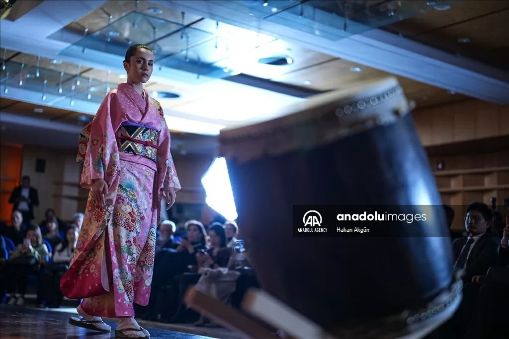 Trình diễn thời trang Thổ Nhĩ Kỳ-Nhật Bản nhân kỷ niệm 100 năm thiết lập quan hệ ngoại giao. (Nguồn: Anadolu) Trình diễn thời trang Thổ Nhĩ Kỳ-Nhật Bản nhân kỷ niệm 100 năm thiết lập quan hệ ngoại giao. (Nguồn: Anadolu)