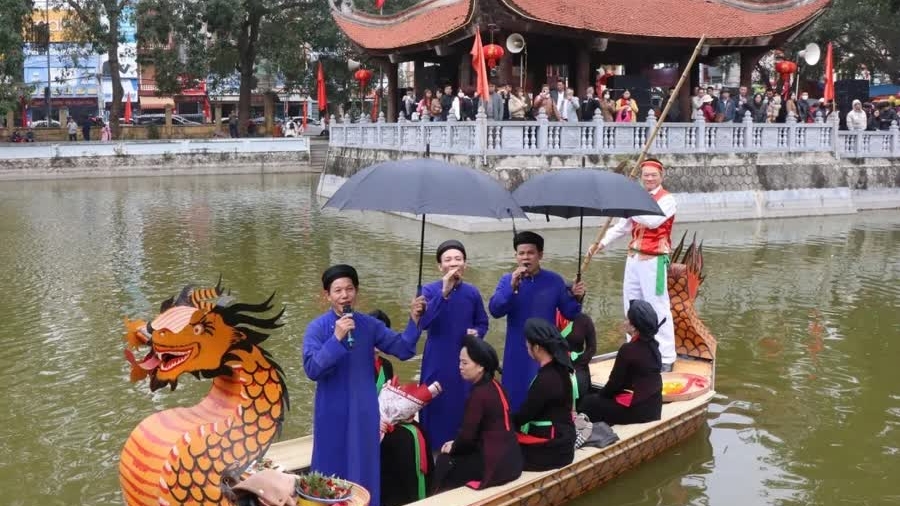 Du khách nô nức trẩy Hội Lim, đắm chìm trong làn Quan họ mượt mà, vang, rền, nền, nẩy