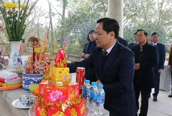 Đoàn lãnh đạo tỉnh Bắc Ninh cùng các đại biểu đã dâng hương tại chùa Hồng Ân, ngôi chùa cổ nổi tiếng, cũng là điểm đến của đông đảo du khách thập phương trong dịp lễ hội vùng Lim.(Nguồn: Giáo dục Thời đại) Đoàn lãnh đạo tỉnh Bắc Ninh cùng các đại biểu đã dâng hương tại chùa Hồng Ân, ngôi chùa cổ nổi tiếng, cũng là điểm đến của đông đảo du khách thập phương trong dịp lễ hội vùng Lim.(Nguồn: Giáo dục Thời đại)