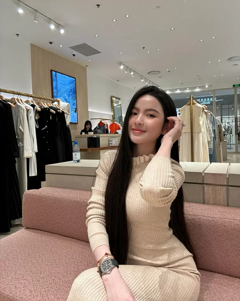 Chu Thanh Huyền khoe ảnh đi mua sắm trong trung tâm thương mại mới đây. Chiếc đồng hồ xa xỉ được Chu Thanh Huyền diện thường xuyên