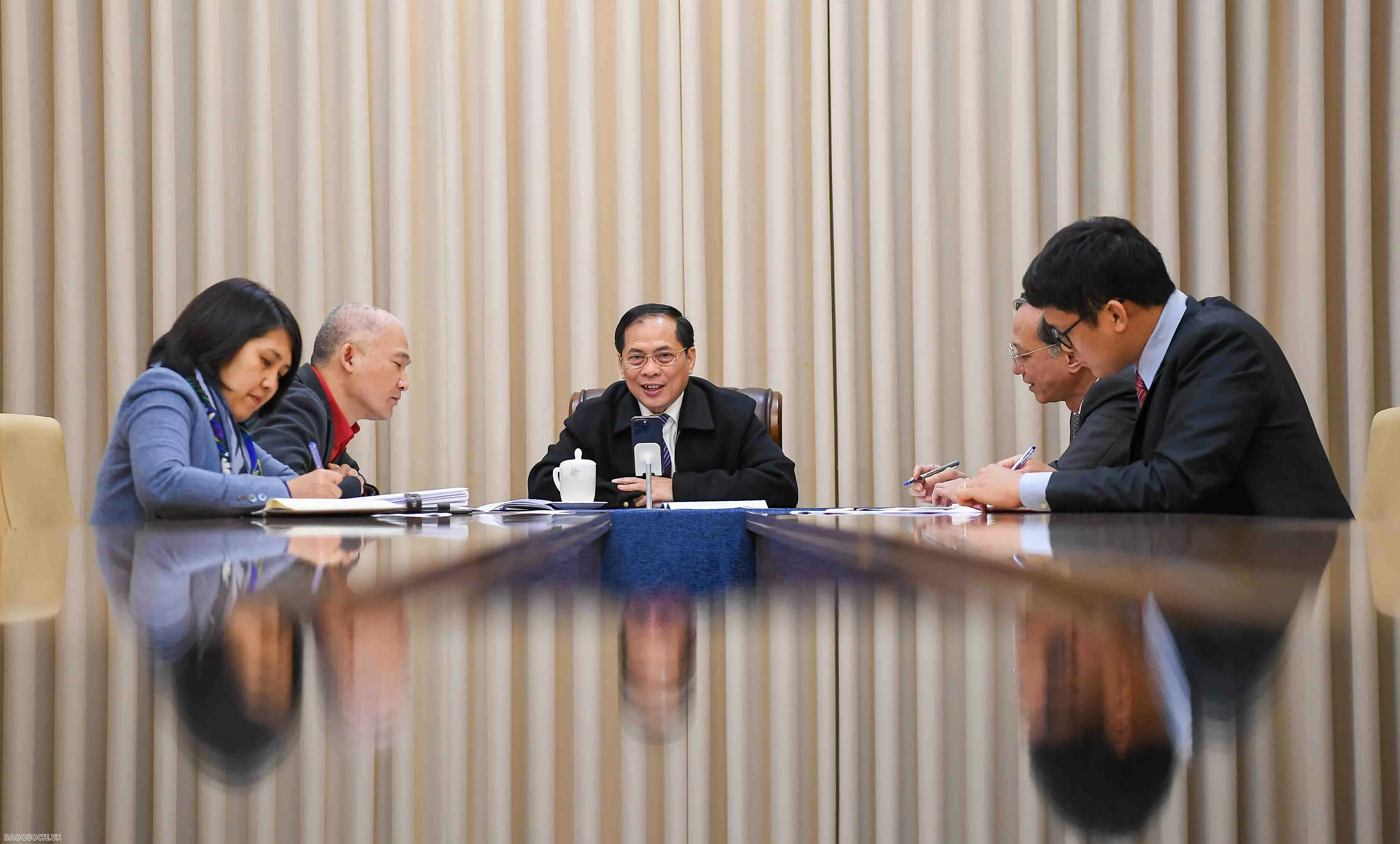 Phó Thủ tướng, Bộ trưởng Ngoại giao Bùi Thanh Sơn đã điện đàm với Bộ trưởng Ngoại giao Indonesia Sugion. Phó Thủ tướng, Bộ trưởng Ngoại giao Bùi Thanh Sơn đã điện đàm với Bộ trưởng Ngoại giao Indonesia Sugion.