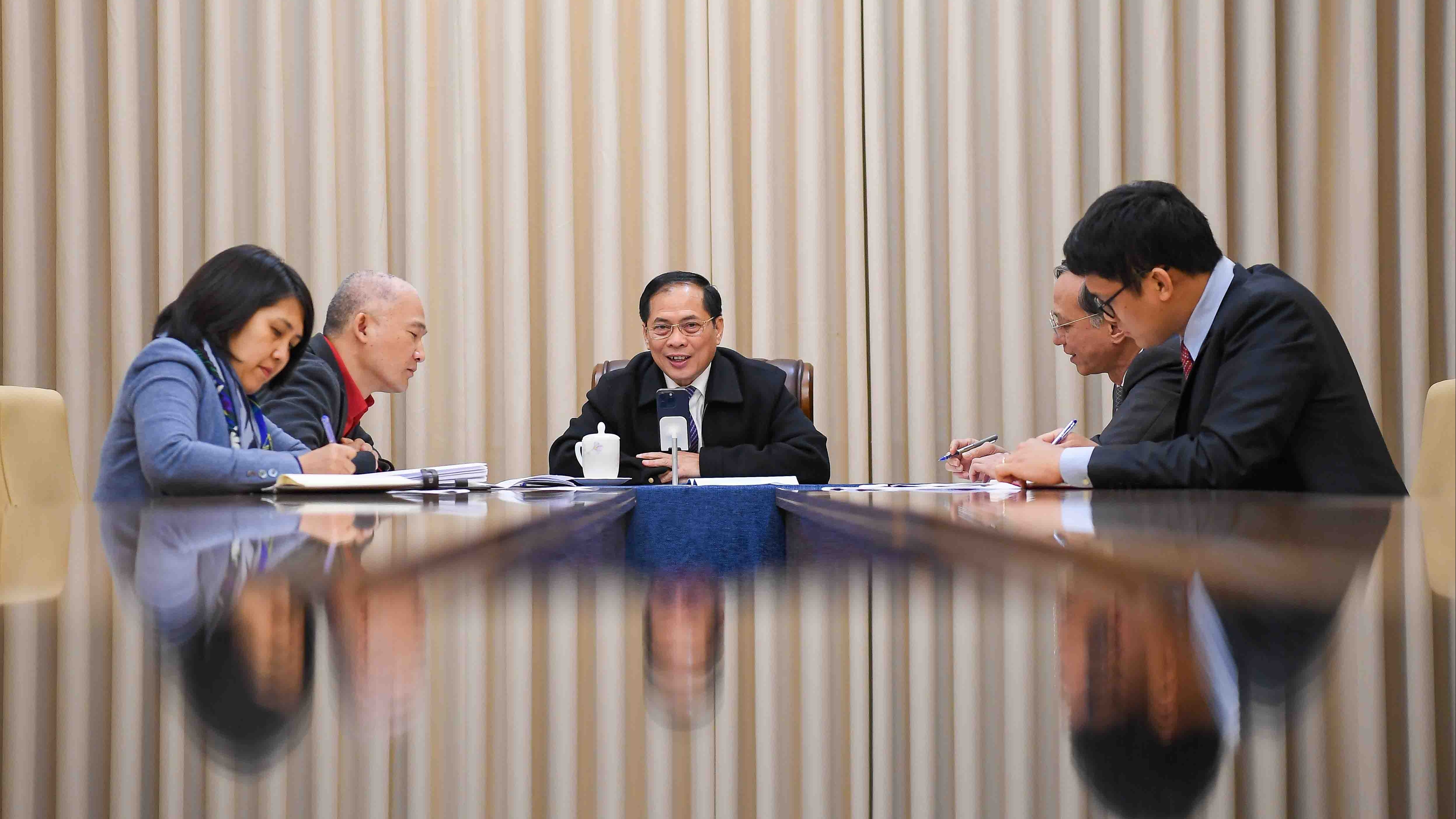 Phó Thủ tướng, Bộ trưởng Ngoại giao Bùi Thanh Sơn điện đàm với Bộ trưởng Ngoại giao Indonesia