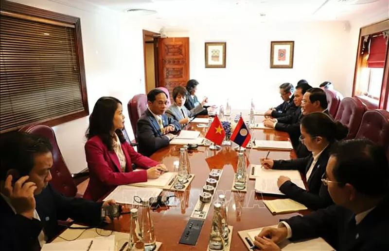 Phó Thủ tướng Chính phủ, Bộ trưởng Ngoại giao Bùi Thanh Sơn hội kiến Thủ tướng Lào Sonexay Siphandone. (Nguồn: TTXVN) Phó Thủ tướng Chính phủ, Bộ trưởng Ngoại giao Bùi Thanh Sơn hội kiến Thủ tướng Lào Sonexay Siphandone. (Nguồn: TTXVN)