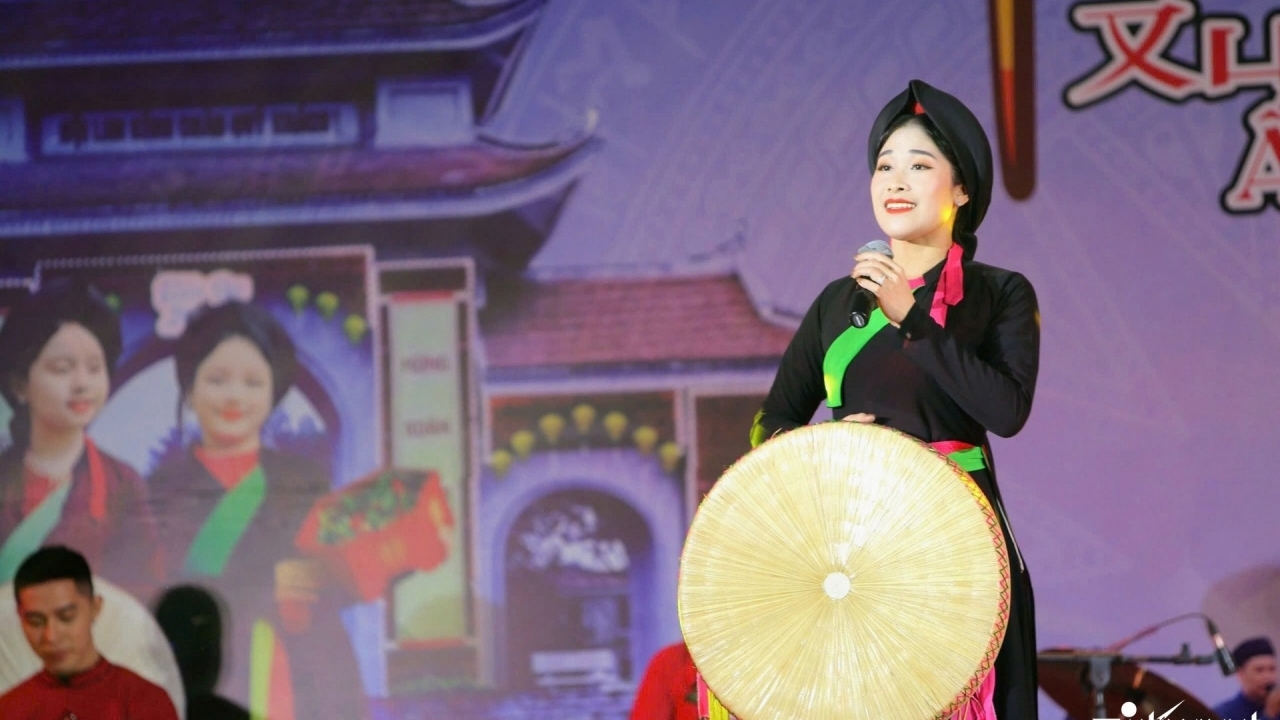 Báo Bỉ ca ngợi sắc màu và văn hóa dân gian đặc sắc tại Hội Lim