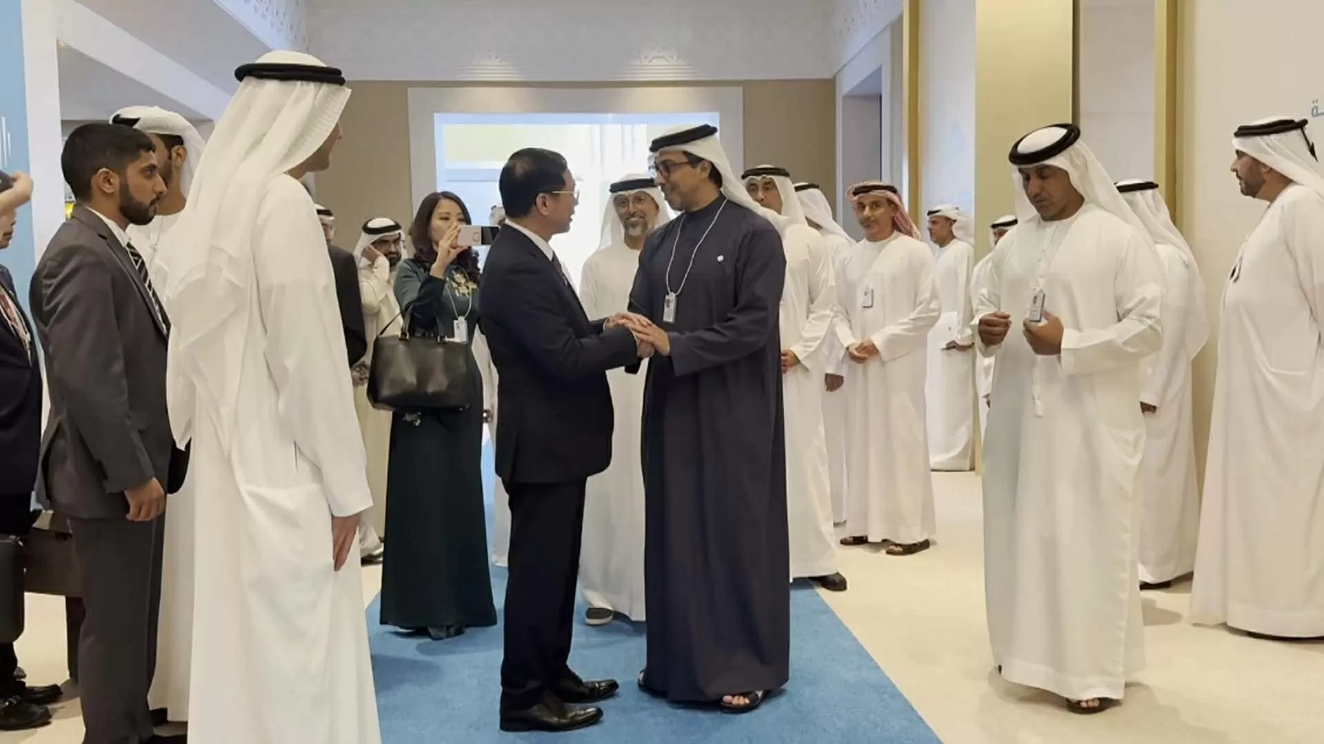 Phó Thủ tướng Bùi Thanh Sơn gặp Phó Tổng thống UAE Mansour bin Zayed Al Nahyan. (Ảnh chụp màn hình) Phó Thủ tướng Bùi Thanh Sơn gặp Phó Tổng thống UAE Mansour bin Zayed Al Nahyan. (Ảnh chụp màn hình)