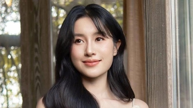 Bạn đời ca sĩ Vũ Cát Tường ưa thích những mẫu đầm lụa tôn dáng mảnh mai