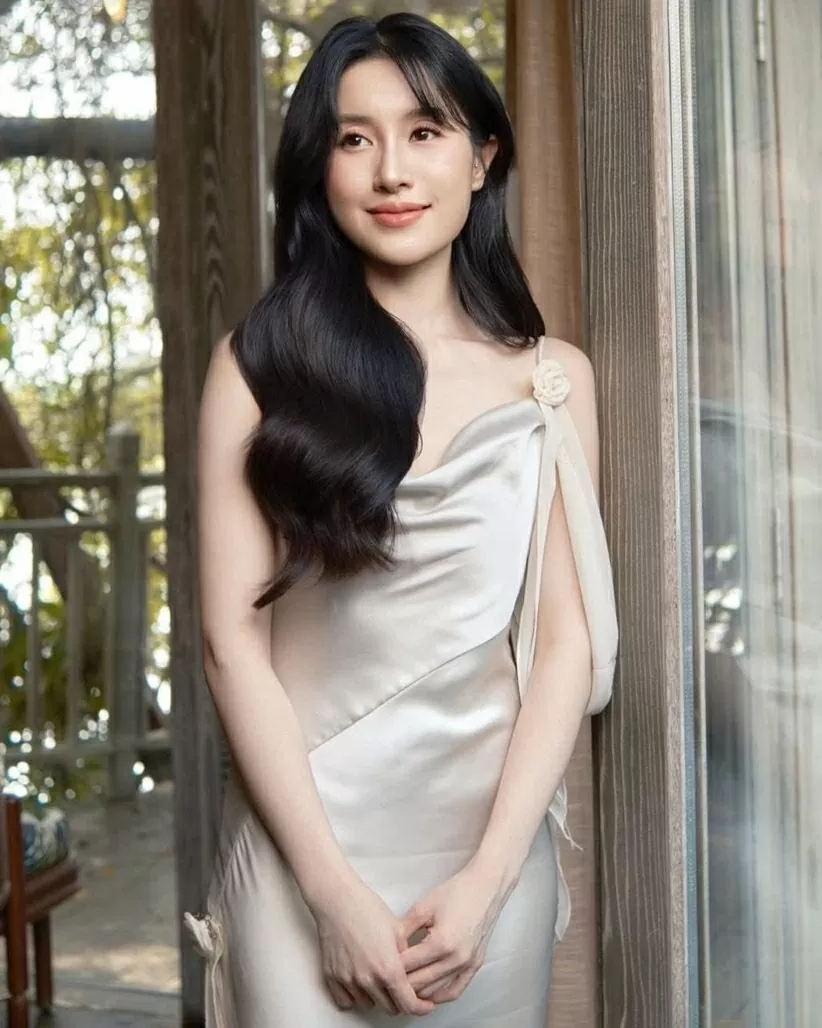 Trong lễ thành đôi với ca sĩ Vũ Cát Tường diễn ra hôm 12/2, người đẹp Thu Trang khoe diện mạo yêu kiều qua mẫu đầm lụa trắng kem.