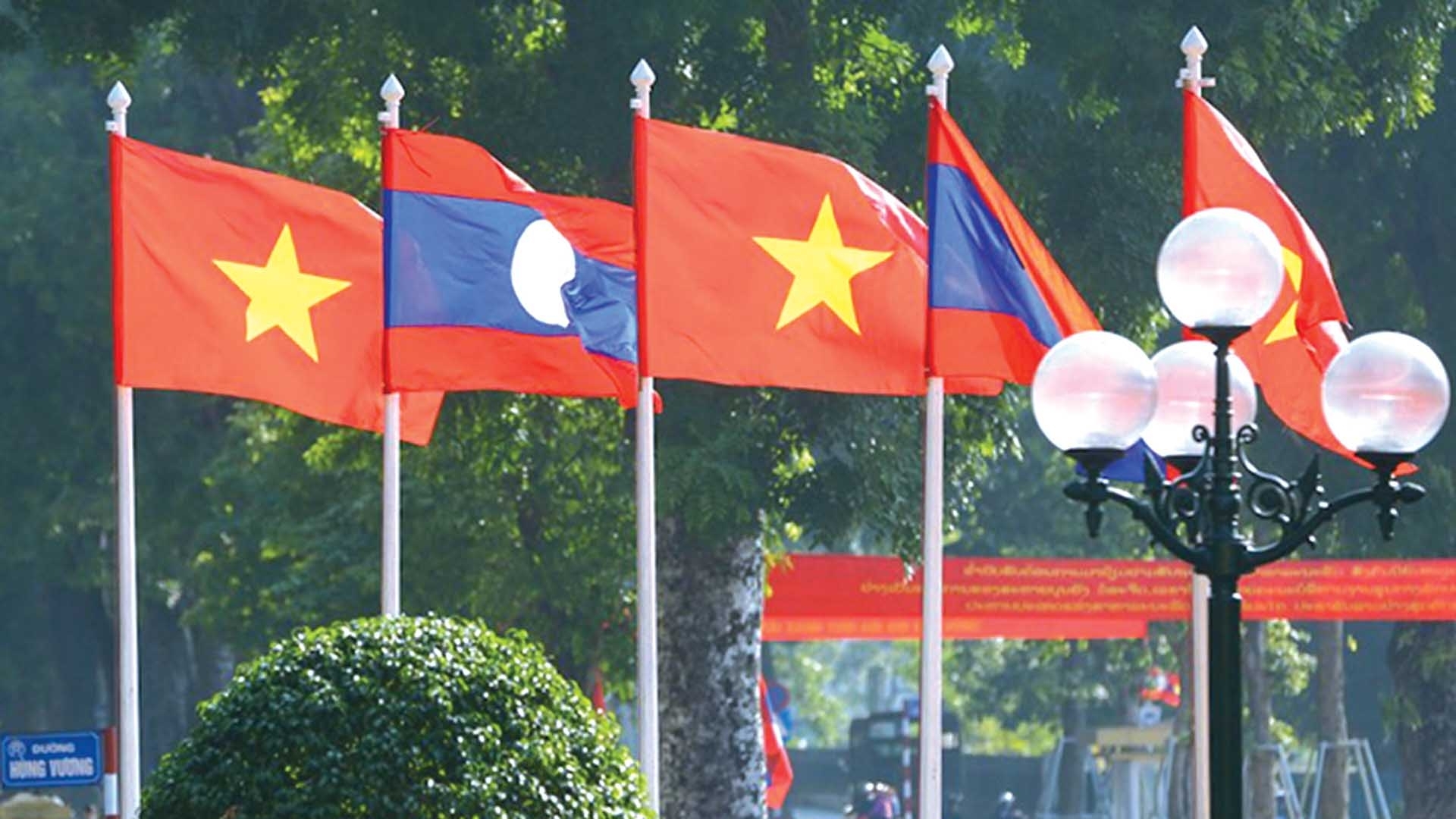 Khí thế và niềm tin của nghĩa tình Việt Nam-Lào