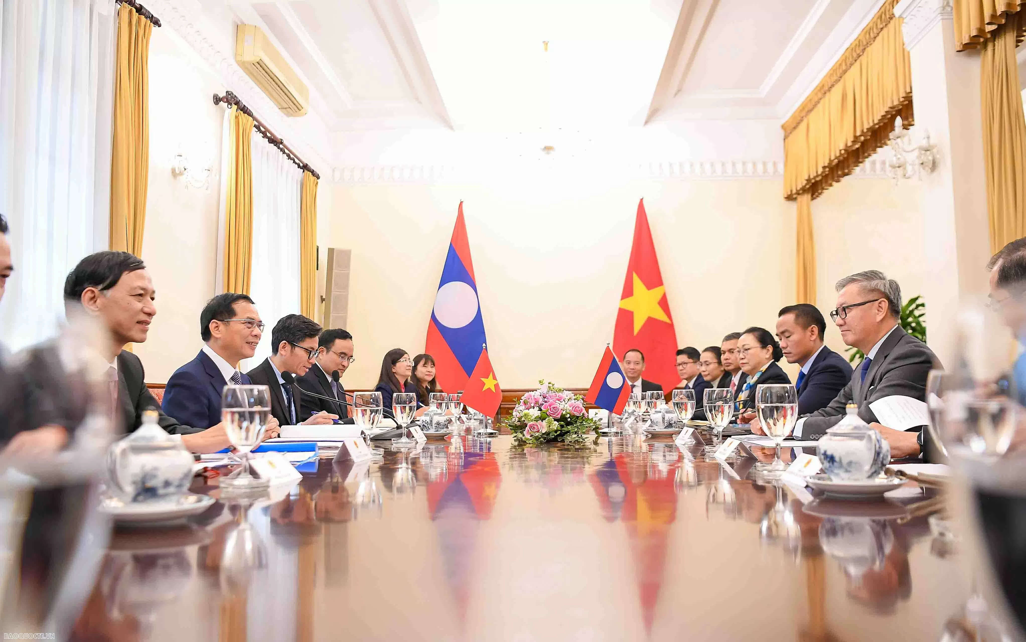 Phó Thủ tướng, Bộ trưởng Ngoại giao Bùi Thanh Sơn đón, hội đàm với Bộ trưởng Ngoại giao Lào