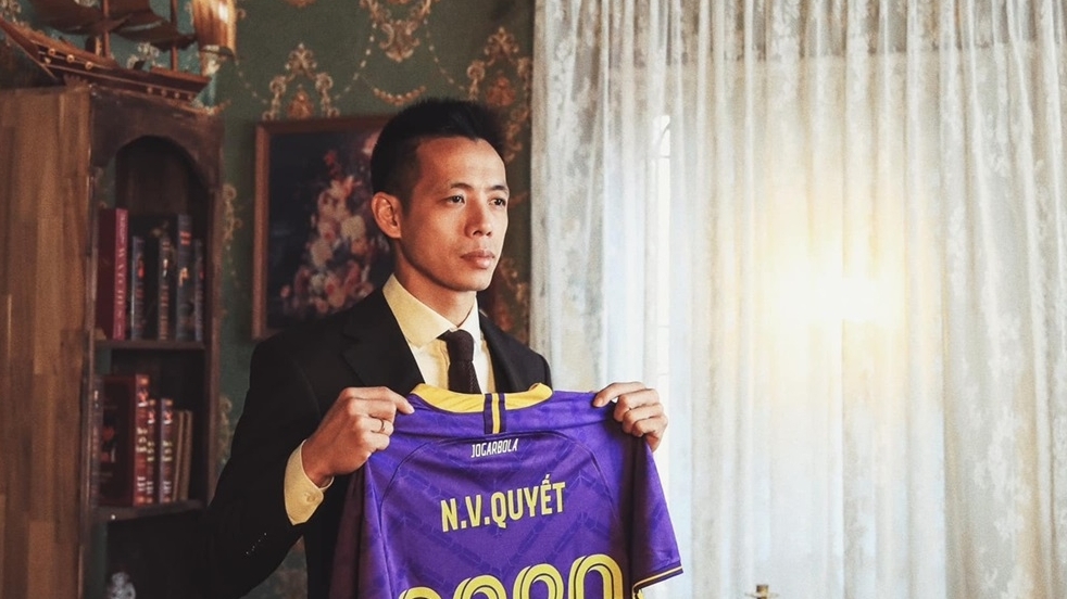 Ký hợp đồng mới với CLB Hà Nội, tiền đạo Văn Quyết nhận lót tay 18 tỷ đồng