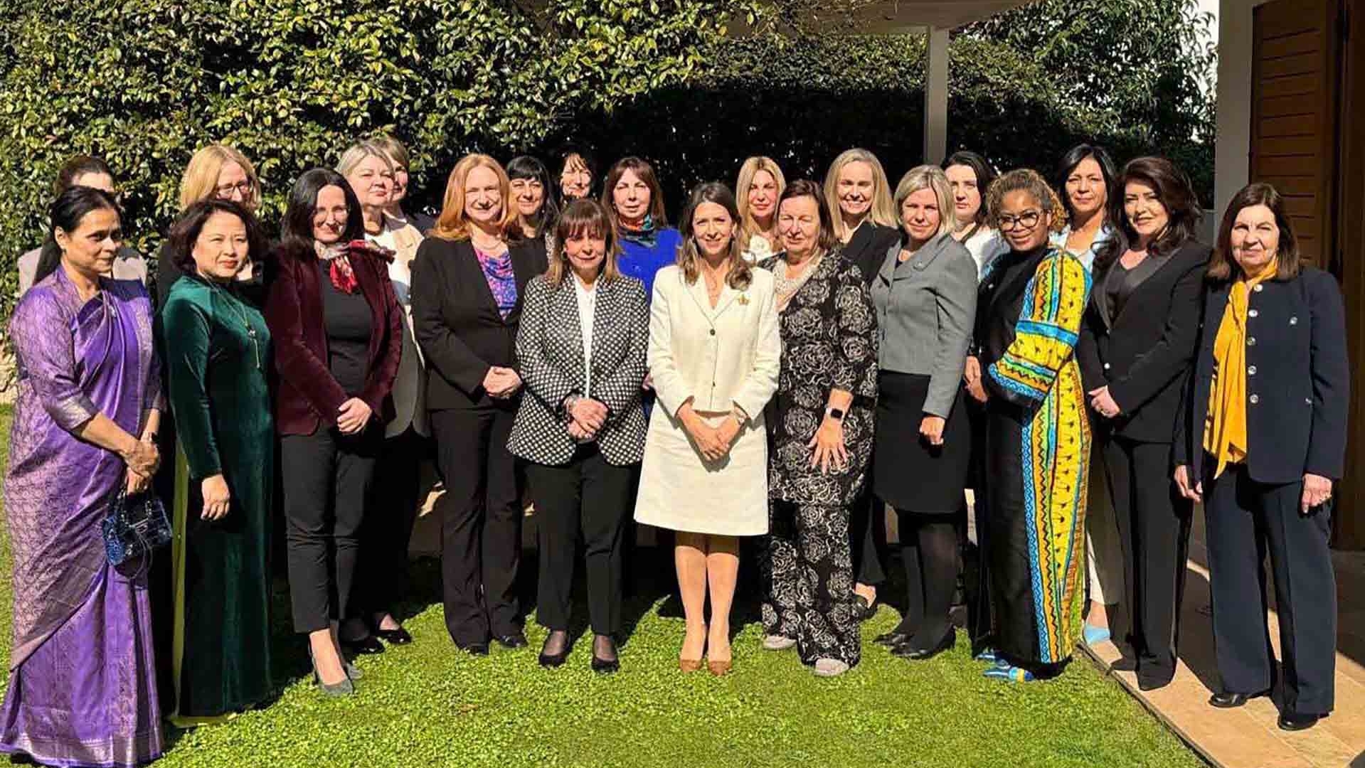 Đại sứ Phạm Thị Thu Hương dự buổi gặp thân mật chia tay Tổng thống Hy Lạp Katerina Sakellaropoulou