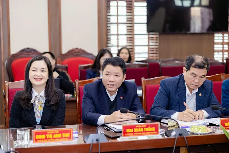 Đại diện Huyện uỷ Hữu Lũng, bà Đinh Thị Anh Thư - Phó Bí thư Thường trực Huyện uỷ cùng các đồng chí lãnh đạo HĐND, UBND huyện Hữu Lũng rất vui mừng chào đón đoàn doanh nhân IWEC.