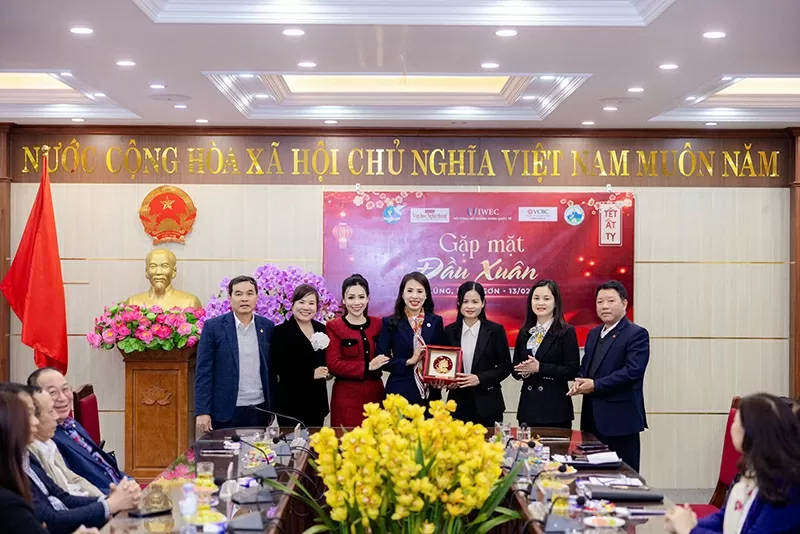Bà Lê Thị Minh Hoa - Chủ tịch IWEC, bà Phạm Thị Bích Thủy - Phó Chủ tịch kiêm Tổng Thư ký, bà Phạm Mai Phương - Phó Chủ tịch IWEC trao tặng món quà lưu niệm cho đại diện UBND huyện Hữu Lũng.