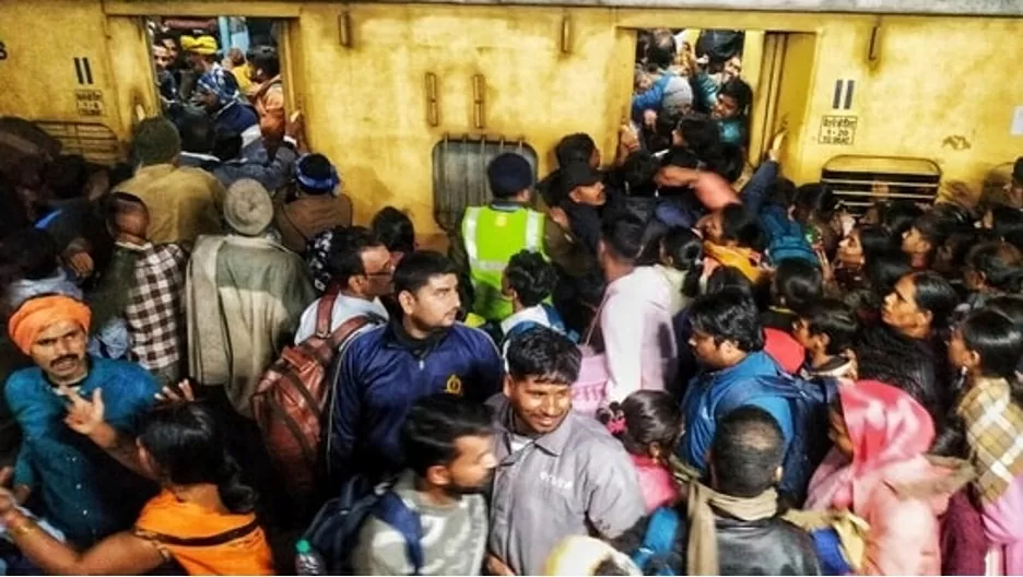 vụ giẫm đạp tại ga xe lửa New Delhi: Hành khách chen lấn nhau để lên tàu tại ga xe lửa New Delhi, ở New Delhi vào thứ bảy, ngày 15/2. (Nguồn: hindustantimes) vụ giẫm đạp tại ga xe lửa New Delhi: Hành khách chen lấn nhau để lên tàu tại ga xe lửa New Delhi, ở New Delhi vào thứ bảy, ngày 15/2. (Nguồn: hindustantimes)