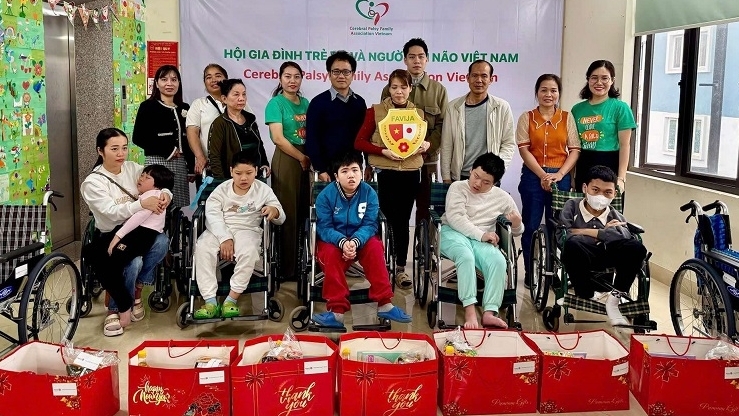 Sinh viên Nhật Bản trao tặng xe lăn miễn phí cho trẻ khuyết tật Việt Nam