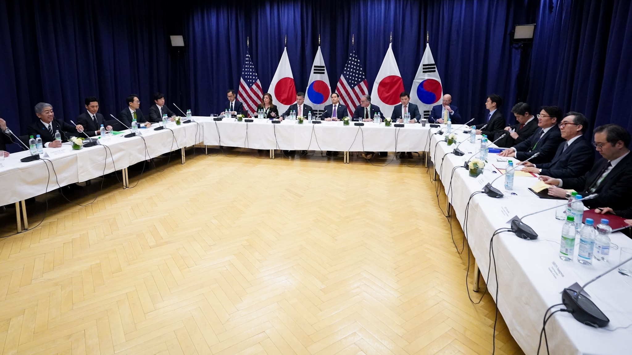 Lần đầu tiên chính quyền Tổng thống Mỹ Donald Trump tiếp xúc 3 bên với hai đồng minh thân cận ở châu Á, nói gì về quyền Tổng thống Hàn Quốc?