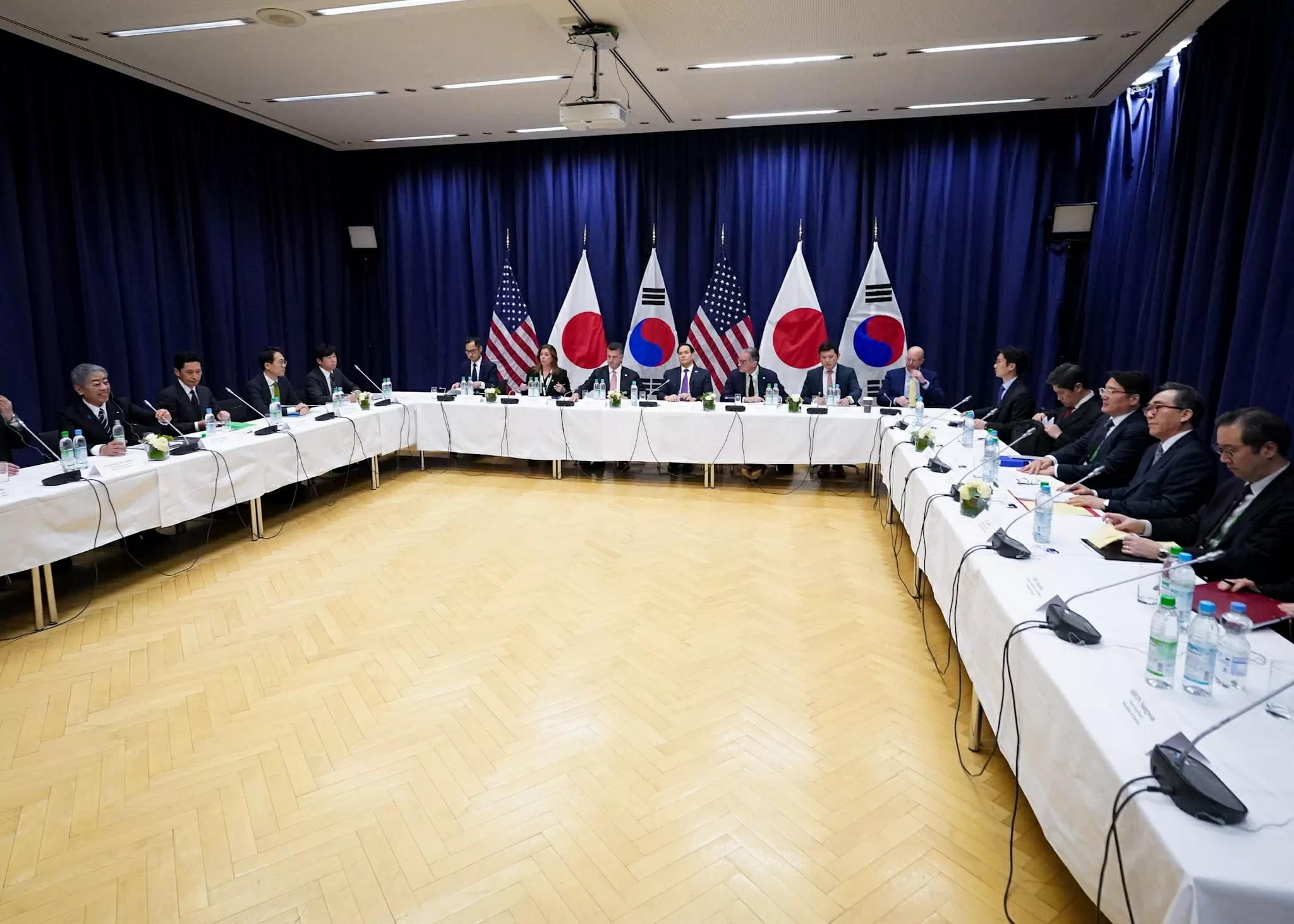 Lần đầu tiên chính quyền Tổng thống Mỹ Donald Trump tiếp xúc 3 bên với hai đồng minh thân cận ở châu Á, nói gì về quyền Tổng thống Hàn Quốc?