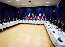 Lần đầu tiên chính quyền Tổng thống Mỹ Donald Trump tiếp xúc 3 bên với hai đồng minh thân cận ở châu Á, nói gì về quyền Tổng thống Hàn Quốc?