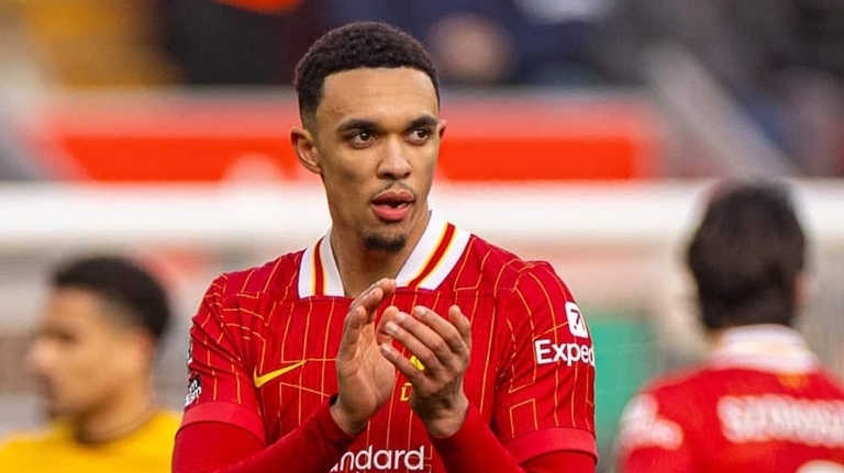 Alexander-Arnold xô đổ kỷ lục của tiền bối Liverpool Steven Gerrard