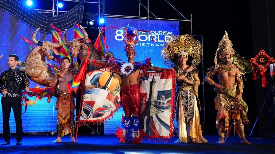 Hưng Nguyễn cùng dàn thí sinh Mister Tourism World 2025 trình diễn trang phục dân tộc