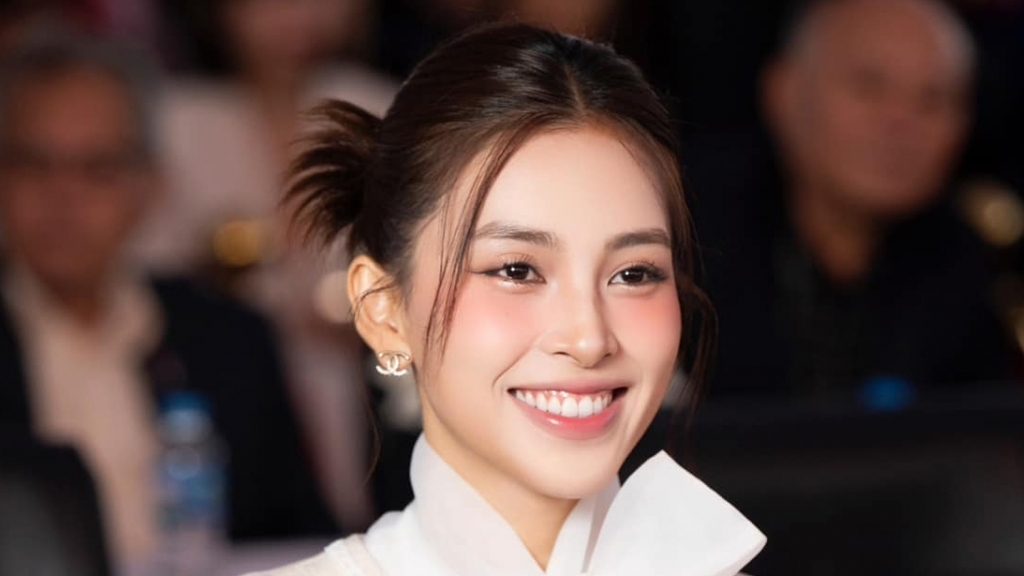 Sao Việt: Hoa hậu Trần Tiểu Vy được khen thanh lịch, Huyền Lizzie mặc sexy