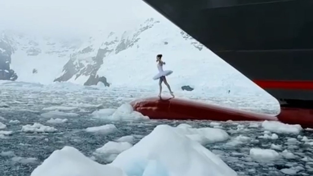 Vẻ đẹp của nữ vũ công ballet biểu diễn trên mũi tàu ở Nam Cực