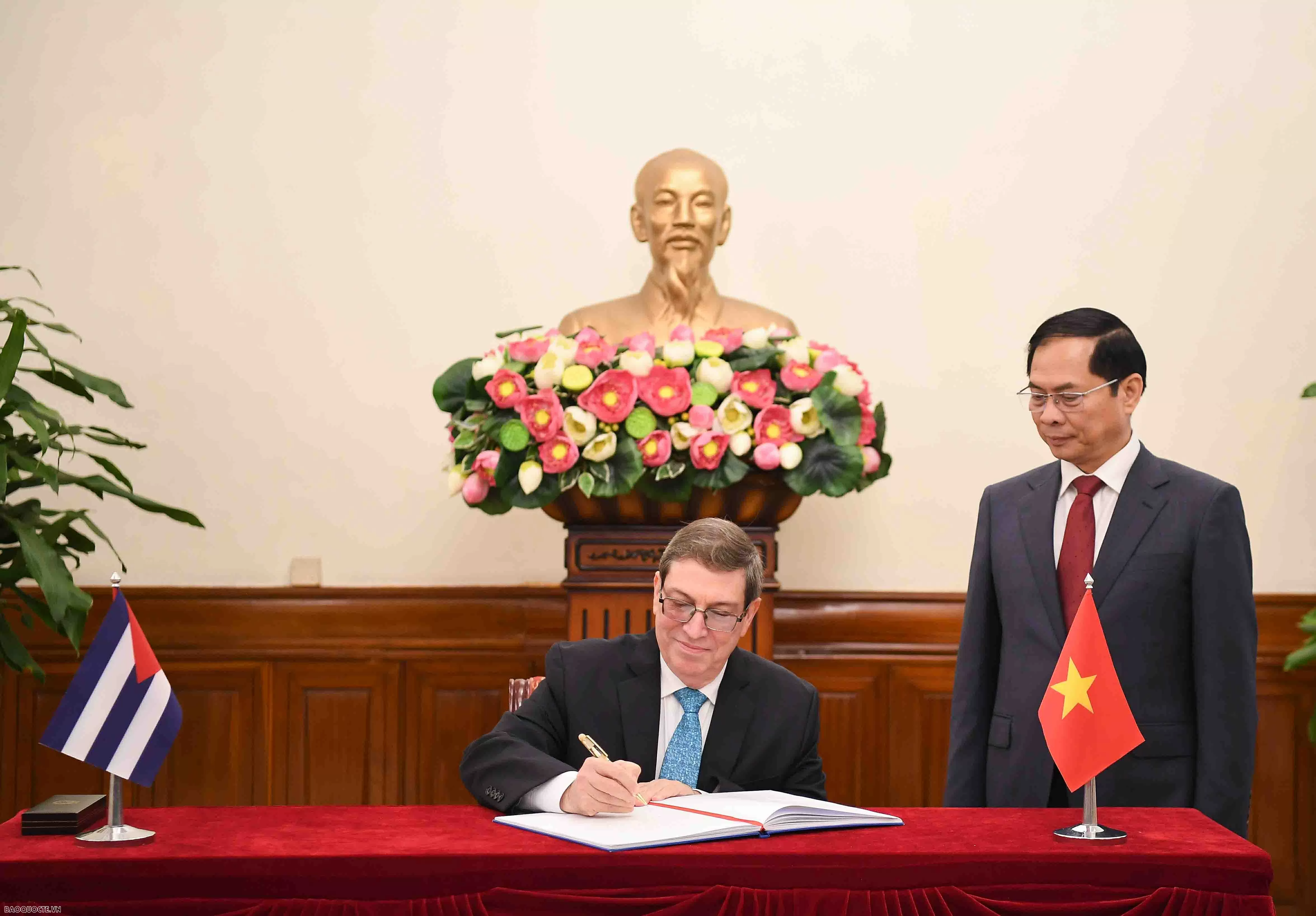 Phó Thủ tướng, Bộ trưởng Ngoại giao Bùi Thanh Sơn đón, hội đàm với Bộ trưởng Ngoại giao Cuba