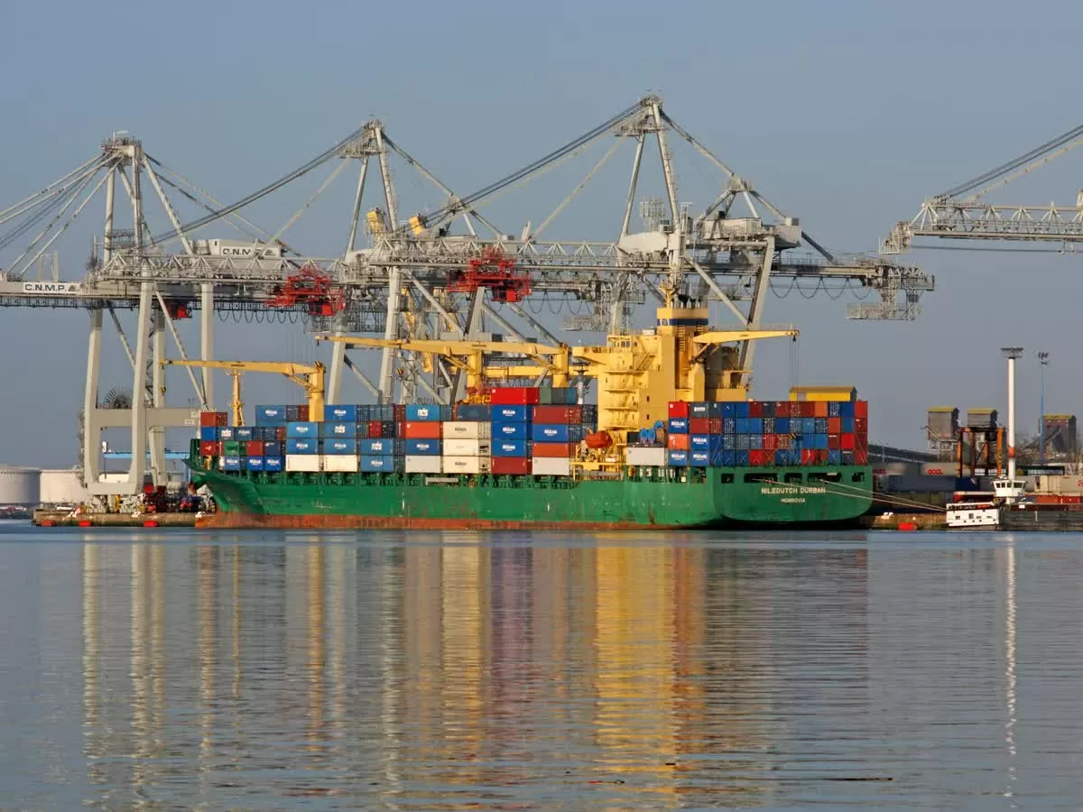 Cocaine tuồn vào châu Âu chủ yếu được vận chuyển bằng đường biển từ Nam Mỹ, thông qua các cảng lớn thuộc phía Bắc châu Âu tại Bỉ và Hà Lan hoặc qua Eo biển Gibraltar và các cảng phía Nam như Gioia Tauro Cocaine tuồn vào châu Âu chủ yếu được vận chuyển bằng đường biển từ Nam Mỹ, thông qua các cảng lớn thuộc phía Bắc châu Âu tại Bỉ và Hà Lan hoặc qua Eo biển Gibraltar và các cảng phía Nam như Gioia Tauro