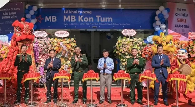 Các đại biểu cắt băng khai trương MB Kon Tum. Các đại biểu cắt băng khai trương MB Kon Tum.
