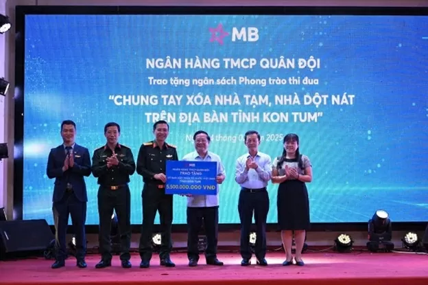 Lãnh đạo MB trao tặng số tiền 5,5 tỷ đồng hỗ trợ tỉnh Kon Tum xóa nhà tạm, nhà dột nát. Lãnh đạo MB trao tặng số tiền 5,5 tỷ đồng hỗ trợ tỉnh Kon Tum xóa nhà tạm, nhà dột nát.