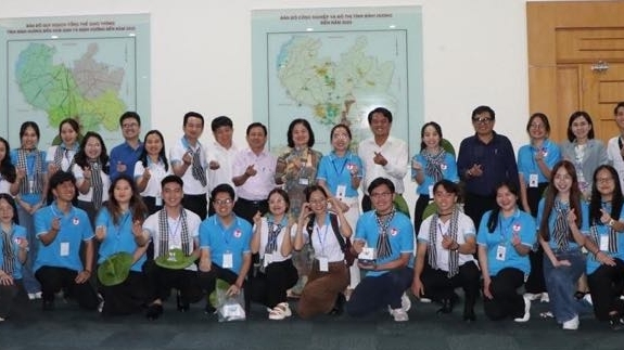 Sinh viên Việt Nam tại Singapore tiếp tục chương trình 'Mùa Hè xanh' ở quê nhà