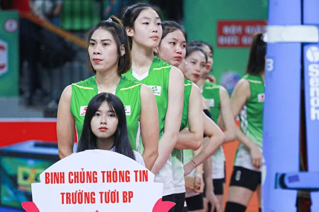 Chuẩn bị cho mùa giải 2025, HLV trưởng Phạm Văn Long cùng Ban huấn luyện CLB bóng chuyền nữ Binh chủng Thông tin quyết định đôn tay đập trẻ 17 tuổi Phạm Quỳnh Hương lên đội 1. VĐV sinh năm 2008 sát cánh cùng các đàn chị Lâm Oanh, Kiều Trinh, Nguyệt Anh, Phạm Thị Hiền...