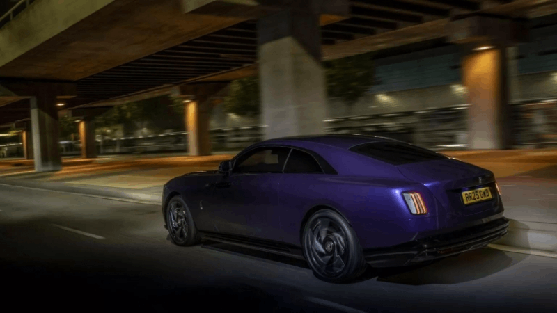 Cận cảnh mẫu xe điện siêu sang Rolls-Royce Spectre Black Badge Cận cảnh mẫu xe điện siêu sang Rolls-Royce Spectre Black Badge